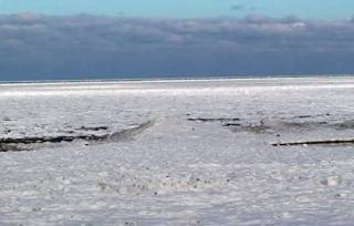 У берегов Набрань замерзло Каспийское море - ФОТО и видео